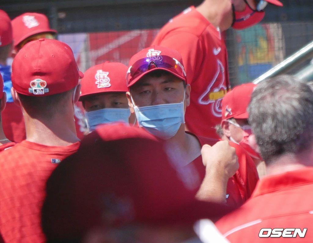 [OSEN=주피터(미 플로리다주), 이사부 통신원] 세인트루이스의 김광현(가운데)이 24일 열린 워싱턴과의 시범경기가 열리기 전 덕아웃에서 동료들과 하이파이브 등을 하며 파이팅을 외치고 있다. /lsboo@osen.co.kr