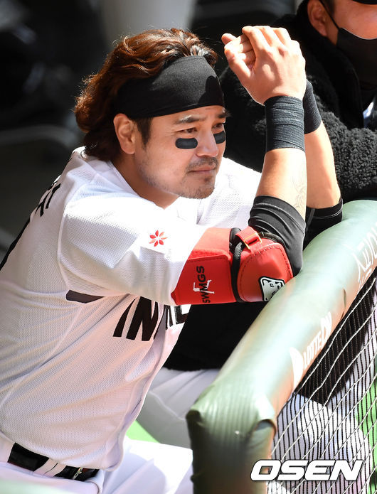 23일 부산 사직야구장에서 ‘2021 KBO리그’ 롯데 자이언츠와 SSG 랜더스의 시범경기가 열렸다.경기 시작을 앞두고 SSG 추신수가 그라운드를 바라보고 있다. / dreamer@osen.co.kr