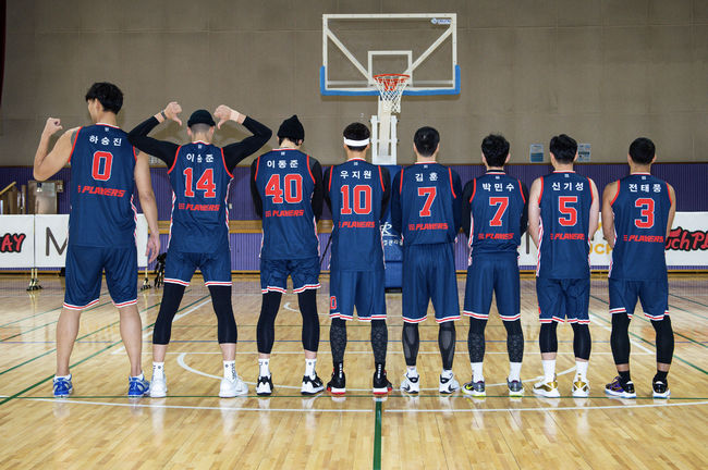 [사진] 버거&치킨 브랜드 맘스터치(해마로푸드서비스)는 “KBL(한국프로농구) ‘레전드’들과 함께 고등학교 농구 꿈나무들에게 한 수 가르치는 '새싹밟기 프로젝트'를 시즌2로 다시 시작한다”고 밝혔다. / 터치플레이 제공