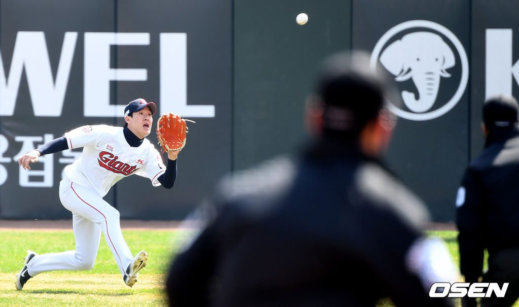 23일 부산 사직야구장에서 ‘2021 KBO리그’ 롯데 자이언츠와 SSG 랜더스의 시범경기가 열렸다.5회초 2사 주자없는 상황 SSG 김성현의 뜬 공 타구를 롯데 중견수 나승엽이 달려와 잡아내고 있다. / dreamer@osen.co.kr