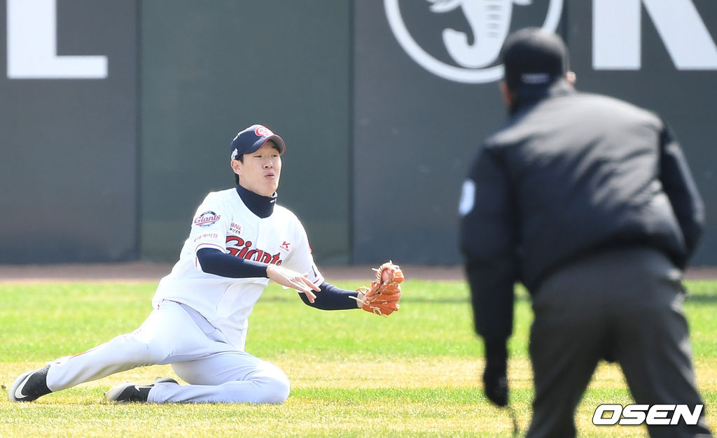 23일 부산 사직야구장에서 ‘2021 KBO리그’ 롯데 자이언츠와 SSG 랜더스의 시범경기가 열렸다.5회초 2사 주자없는 상황 SSG 김성현의 뜬 공 타구를 롯데 중견수 나승엽이 달려와 잡아내고 있다. / dreamer@osen.co.kr