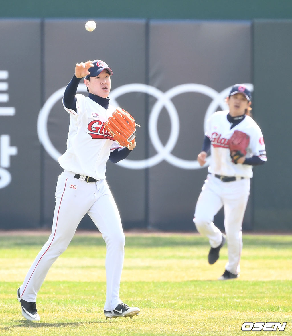 23일 부산 사직야구장에서 ‘2021 KBO리그’ 롯데 자이언츠와 SSG 랜더스의 시범경기가 열렸다.5회초 2사 주자없는 상황 SSG 김성현의 뜬 공 타구를 롯데 중견수 나승엽이 달려와 잡아낸 뒤 더그아웃으로 향하고 있다. / dreamer@osen.co.kr
