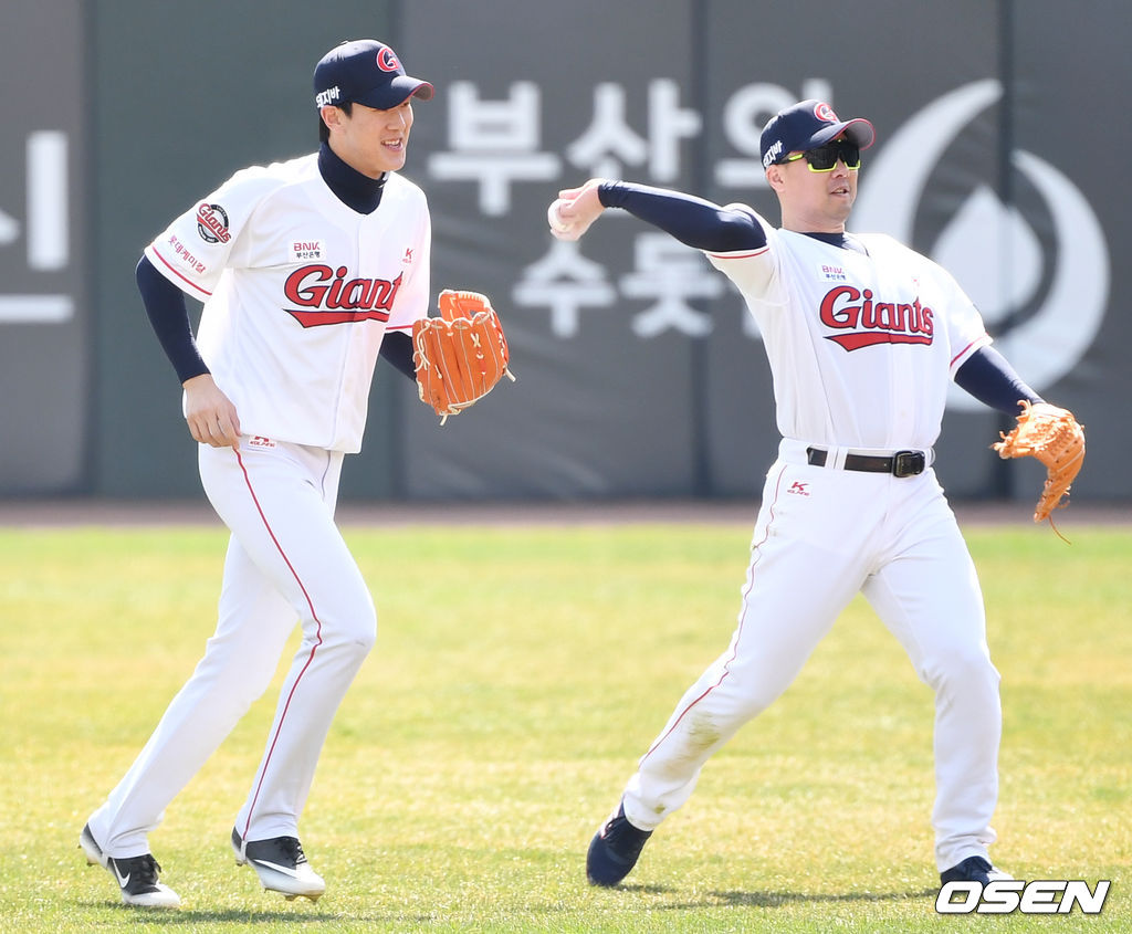 23일 부산 사직야구장에서 ‘2021 KBO리그’ 롯데 자이언츠와 SSG 랜더스의 시범경기가 열렸다.5회초 2사 주자없는 상황 SSG 김성현의 뜬 공 타구를 롯데 중견수 나승엽이 달려와 잡아낸 뒤 더그아웃으로 향하며 2루수 안치홍과 인사를 나누고 있다. / dreamer@osen.co.kr