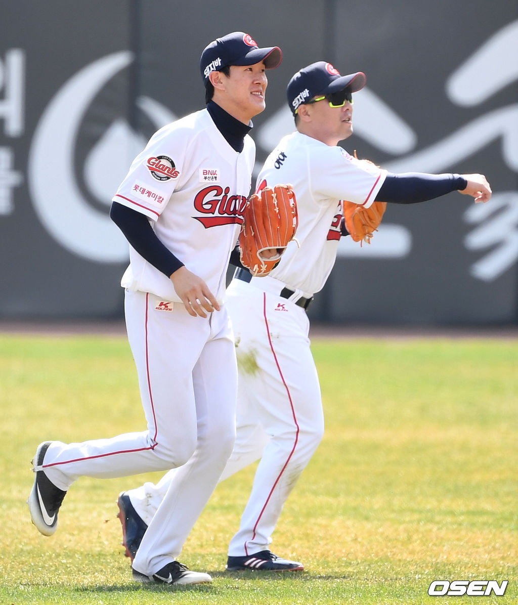 23일 부산 사직야구장에서 ‘2021 KBO리그’ 롯데 자이언츠와 SSG 랜더스의 시범경기가 열렸다.5회초 2사 주자없는 상황 SSG 김성현의 뜬 공 타구를 롯데 중견수 나승엽이 달려와 잡아낸 뒤 더그아웃으로 향하고 있다. / dreamer@osen.co.kr