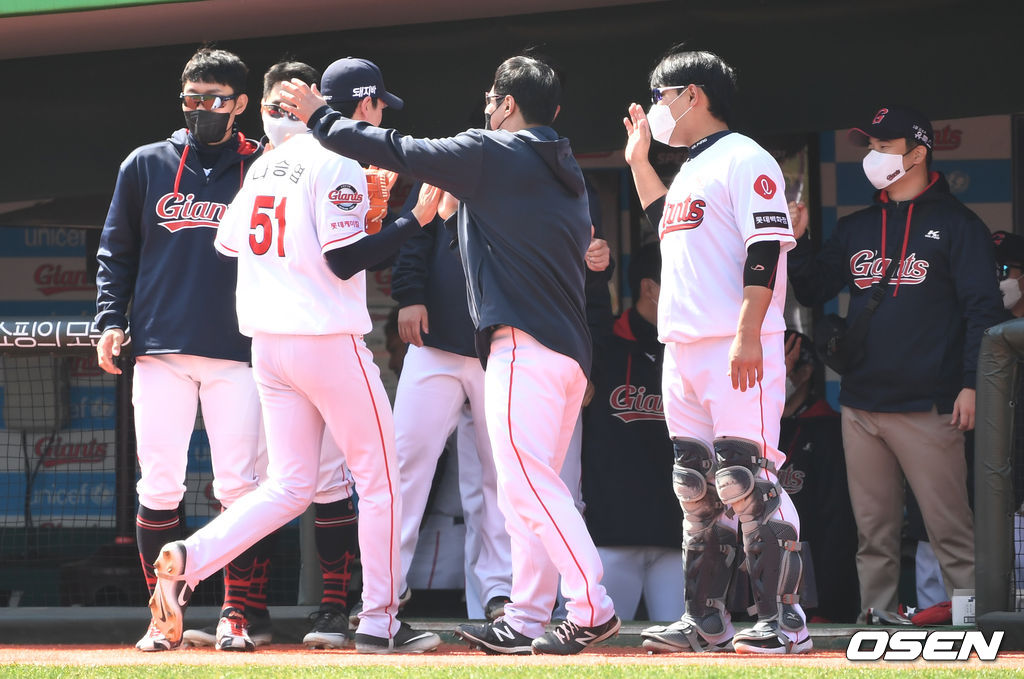 23일 부산 사직야구장에서 ‘2021 KBO리그’ 롯데 자이언츠와 SSG 랜더스의 시범경기가 열렸다.5회초 2사 주자없는 상황 SSG 김성현의 뜬 공 타구를 롯데 중견수 나승엽이 달려와 잡아낸 뒤 더그아웃으로 향하며 동료들의 격려를 받고 있다. / dreamer@osen.co.kr