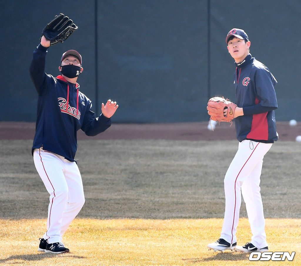 롯데 신인 나승엽(오른쪽)과 나경민 코치가 외야 수비 훈련을 하고 있다. / dreamer@osen.co.kr