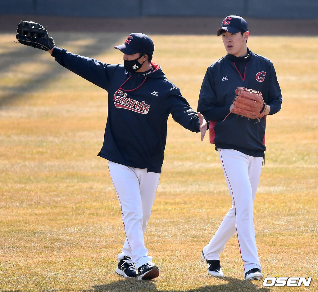 롯데 신인 나승엽과 나경민 코치가 외야 수비 훈련을 하고 있다. / dreamer@osen.co.kr