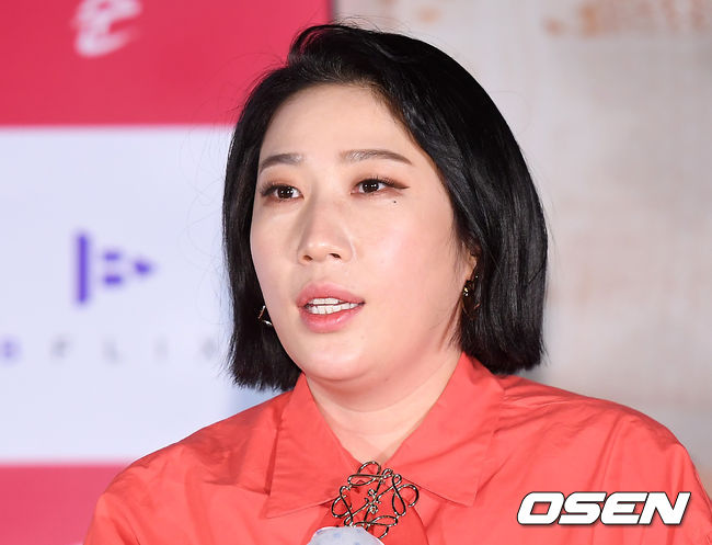 24일 오후 서울 광진구 건대 롯데시네마에서 영화 '기생춘' 언론배급시사회가 열렸다. 김영희 감독이 포토타임을 갖고 있다. /youngrae@osen.co.kr