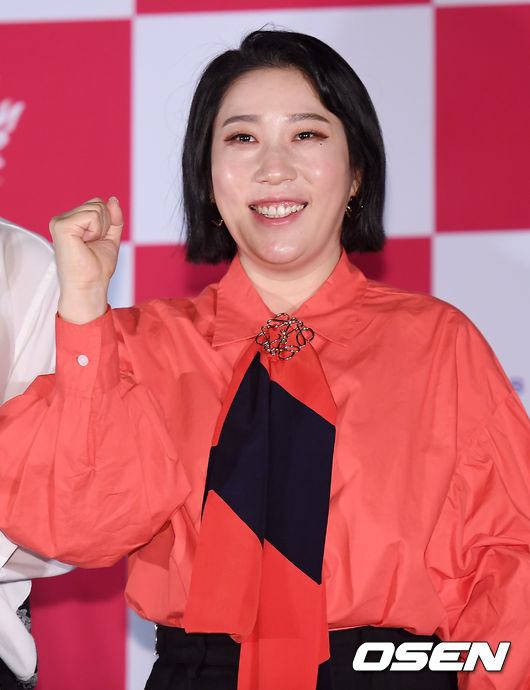 24일 오후 서울 광진구 건대 롯데시네마에서 영화 '기생춘' 언론배급시사회가 열렸다.  김영희 감독이 포토타임을 갖고 있다. /youngrae@osen.co.kr