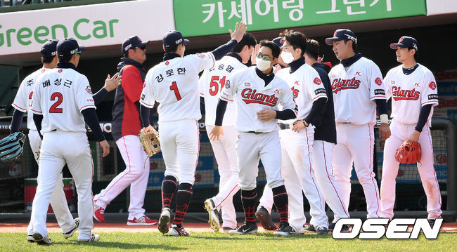 승리한 롯데 선수들이 인사를 나누고 있다. / dreamer@osen.co.kr