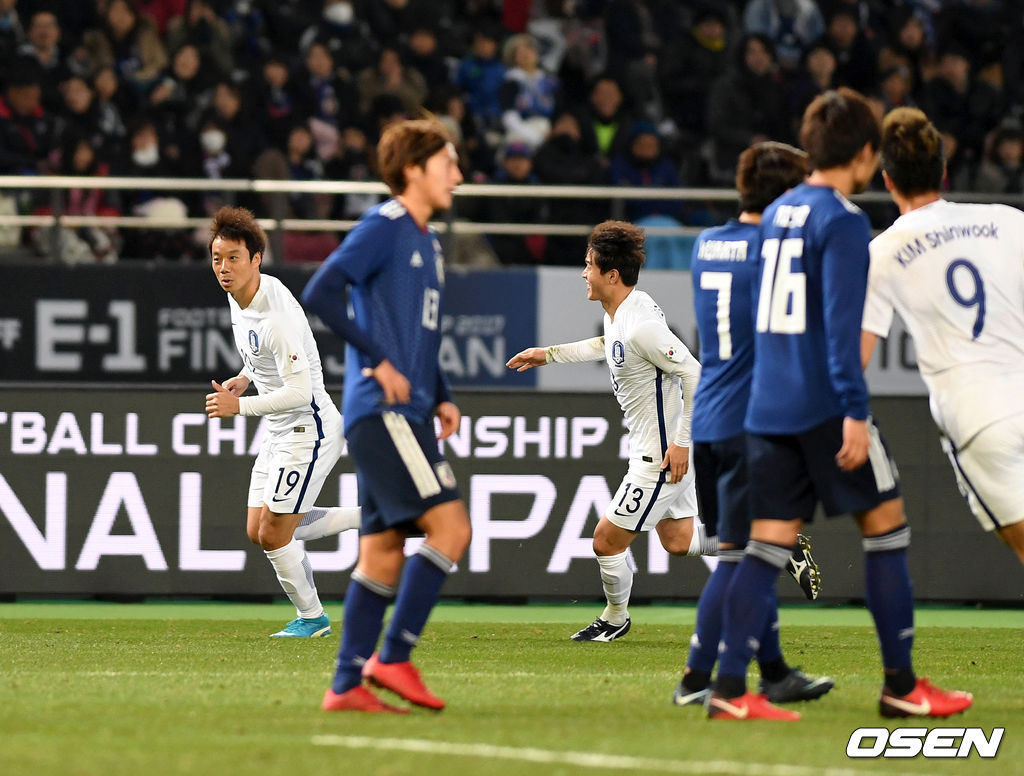 [OSEN=DB] 대한민국 염기훈이 2017년 12월 16일 도쿄 아지노모토 스타디움에서 열린 2017 EAFF E-1 챔피언십 3차전, 일본과 경기에서 프리킥을 성공시키고 동료들과 ‘산책 세리머니’를 펼치고 있다.