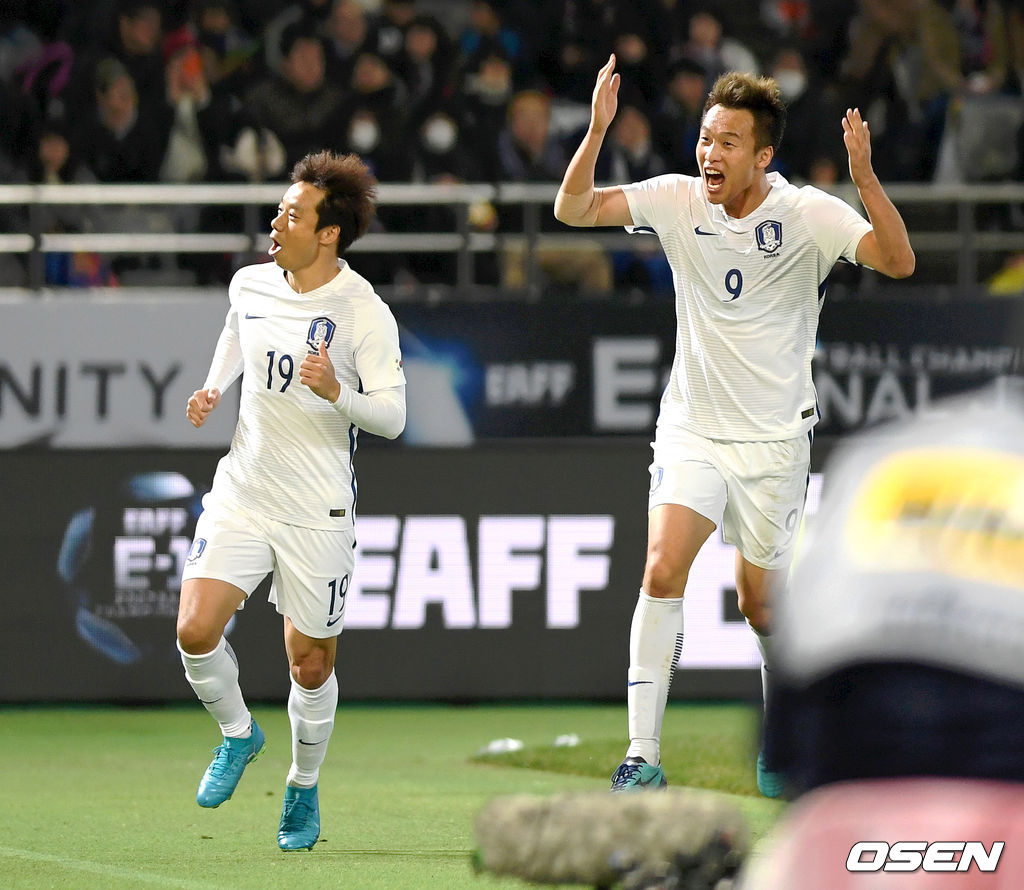 [OSEN=DB] 대한민국 염기훈이 2017년 12월 16일 도쿄 아지노모토 스타디움에서 열린 2017 EAFF E-1 챔피언십 3차전, 일본과 경기에서 프리킥을 성공시키고 동료들과 ‘산책 세리머니’를 펼치고 있다.