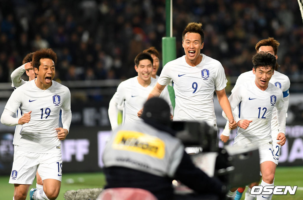 [OSEN=DB] 대한민국 염기훈이 2017년 12월 16일 도쿄 아지노모토 스타디움에서 열린 2017 EAFF E-1 챔피언십 3차전, 일본과 경기에서 프리킥을 성공시키고 동료들과 ‘산책 세리머니’를 펼치고 있다.