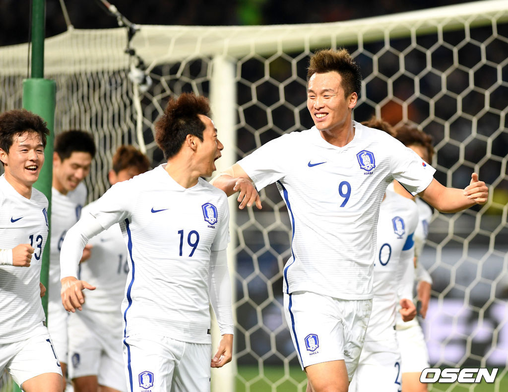 [OSEN=DB] 대한민국 염기훈이 2017년 12월 16일 도쿄 아지노모토 스타디움에서 열린 2017 EAFF E-1 챔피언십 3차전, 일본과 경기에서 프리킥을 성공시키고 동료들과 ‘산책 세리머니’를 펼치고 있다.