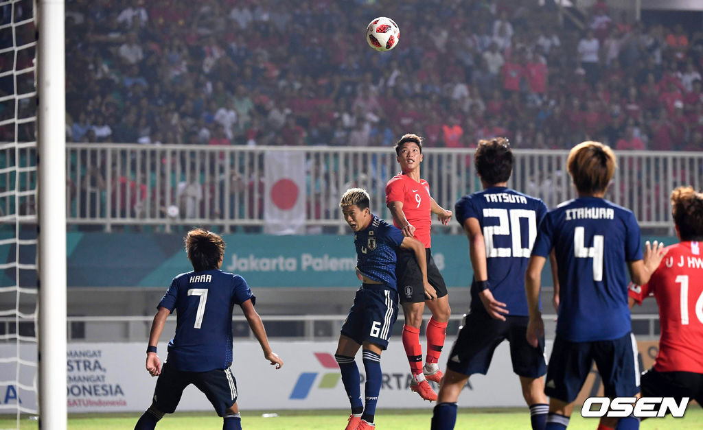 대한민국 황희찬이 2018년 9월 1일 인도네시아 보고르 파칸사리 스타디움에서 열린 일본과 2018 자카르타-팔렘방 아시안게임 남자 축구 결승전에서 헤더골을 성공시키고 있다. /sunday@osen.co.kr