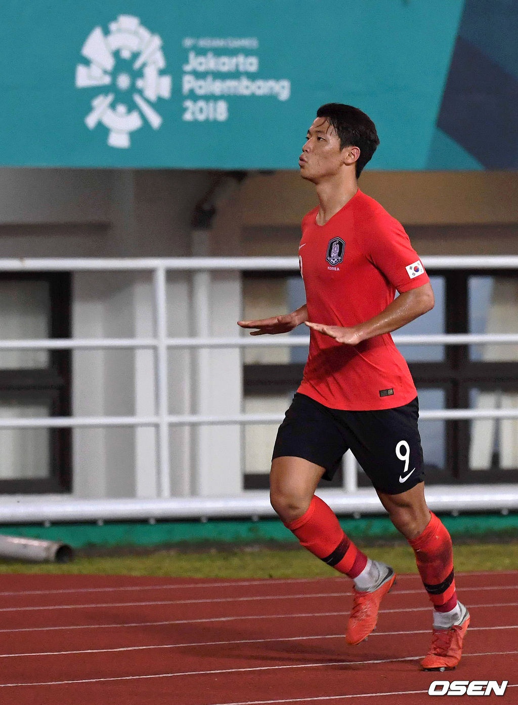 대한민국 황희찬이 2018년 9월 1일 인도네시아 보고르 파칸사리 스타디움에서 열린 일본과 2018 자카르타-팔렘방 아시안게임 남자 축구 결승전에서 헤더골을 성공시키고 '산책 세리머니'를 펼치고 있다. /sunday@osen.co.kr