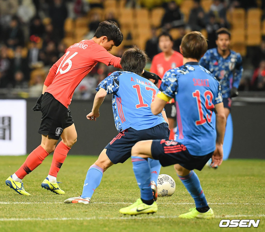 대한민국 황인범이 2019년 12월 18일 부산아시아드주경기장에서 일본과 2019 EAFF E-1 챔피언십 3차전에서 결승 골을 성공시키고 있다. /soul1014@osen.co.kr