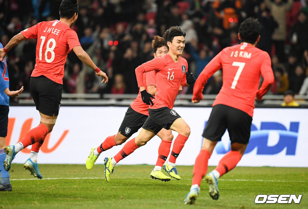 대한민국 황인범이 2019년 12월 18일 부산아시아드주경기장에서 일본과 2019 EAFF E-1 챔피언십 3차전에서 결승 골을 성공시키고 '산책 세리머니'를 펼치고 있다. /soul1014@osen.co.kr