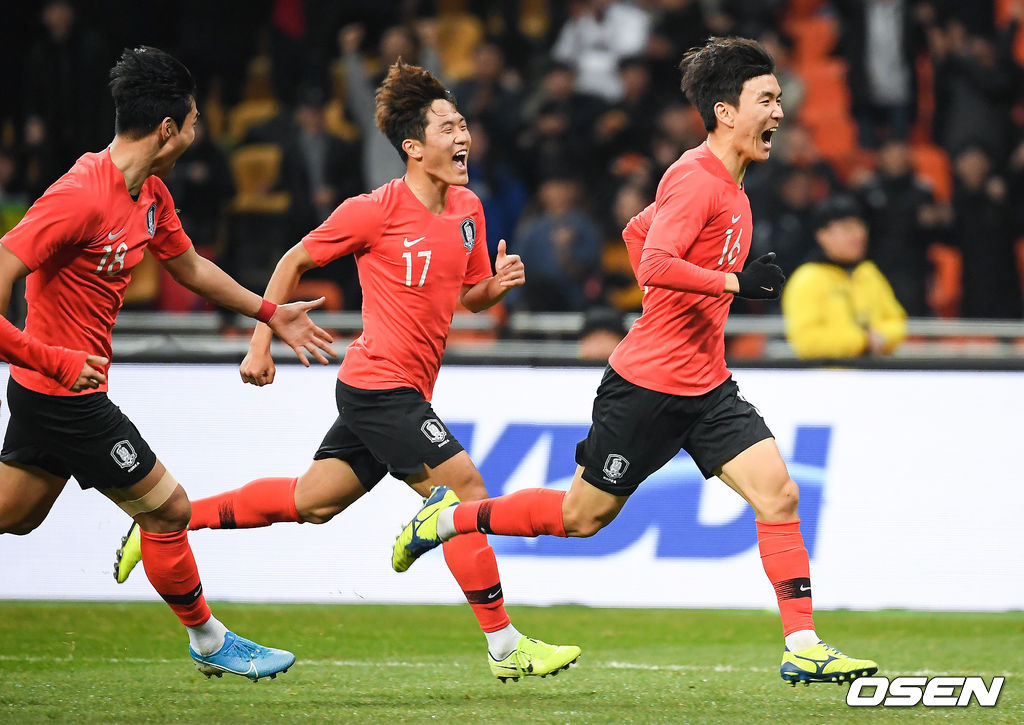 대한민국 황인범이 2019년 12월 18일 부산아시아드주경기장에서 일본과 2019 EAFF E-1 챔피언십 3차전에서 결승 골을 성공시키고 '산책 세리머니'를 펼치고 있다. /soul1014@osen.co.kr