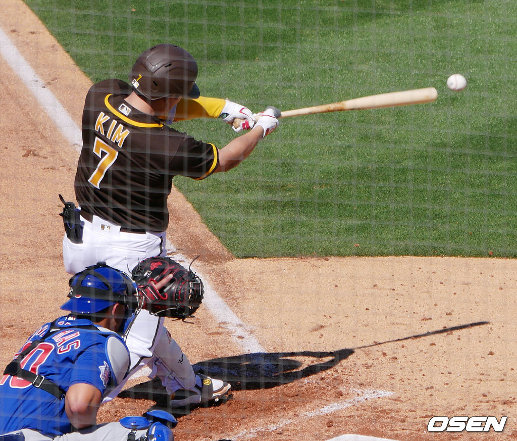 [OSEN=피오리아(미 애리조나주), 이사부 통신원]이날 안타는 전날 개막된 시범경기에서 네 번째 타석에서 뽑아낸 첫 안타다. 김하성은 이날 앞선 타석에서도 좌측 깊숙히 날아가는 장타를 선보여 메이저리그의 빠른 공에도 흔들리지 않는 모습을 보였다. /lsboo@osen.co.kr