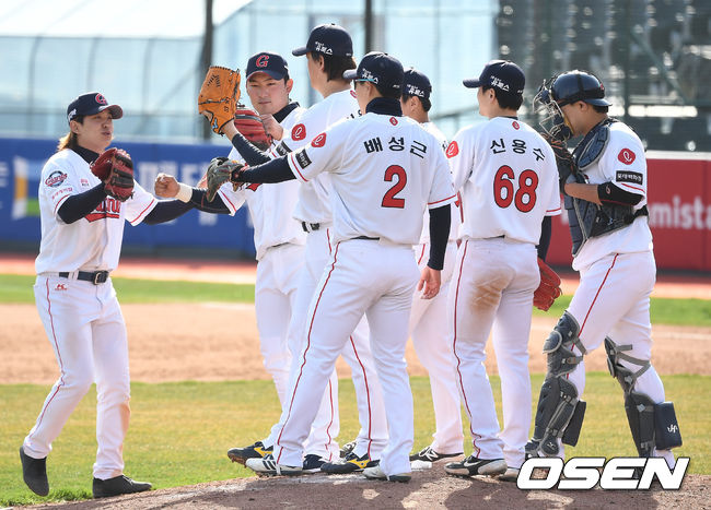 승리한 롯데 선수들이 인사를 나누고 있다. / dreamer@osen.co.kr