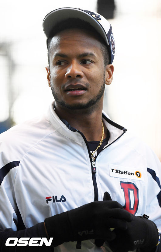 두산 미란다가 공을 들고 몸을 풀고 있다./rumi@osen.co.kr