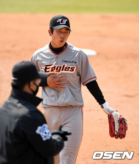 3회말 1사 3루에서 한화 박정현이 두산 박건우의 3루땅볼에 호수비를 펼치고 유니폼을 닦아 내고 있다. /jpnews@osen.co.kr