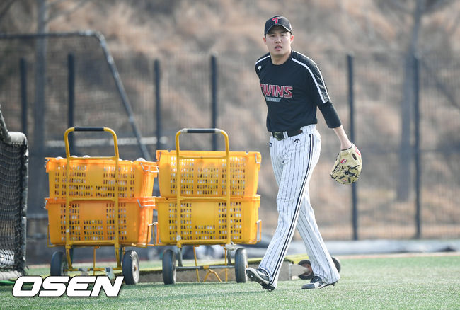 LG 임찬규가 홀로 쉐도우 피칭 훈련 뒤 그라운드를 빠져나가고 있다. / soul1014@osen.co.kr