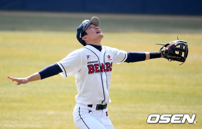 5회초 1사에서 두산 안재석이 한화 최인호의 뜬볼을 처리하고 있다. /jpnews@osen.co.kr