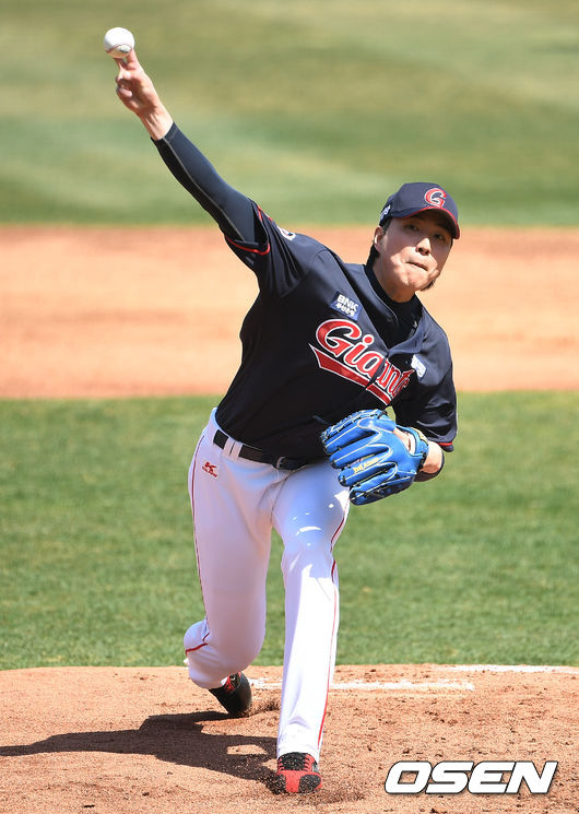 25일 광주-KIA 챔피언스필드에서 ‘2021 KBO리그’ KIA 타이거즈와 롯데 자이언츠의 시범경기가 열렸다. 롯데 선발 이승헌이 힘차게 공을 뿌리고 있다. / dreamer@osen.co.kr