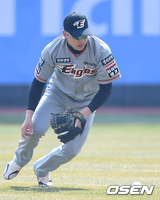 25일 오후 경기도 수원시 수원kt위즈파크에서 2021시즌 프로야구 kt 위즈와 한화 이글스의 시범경기가 진행됐다.4회말 무사 한화 2루수 정은원이 KT 장성우의 안타를 놓치고 있다./ksl0919@osne.co.kr