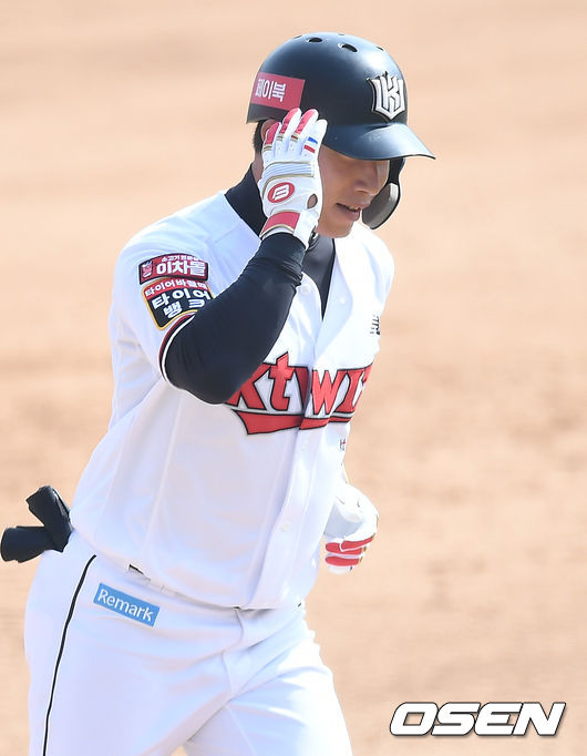 25일 오후 경기도 수원시 수원kt위즈파크에서 2021시즌 프로야구 kt 위즈와 한화 이글스의 시범경기가 진행됐다.5회말 무사 KT 송민섭이 솔로 홈런을 날린 뒤 그라운드를 돌며 세레모니를 하고 있다./ksl0919@osne.co.kr