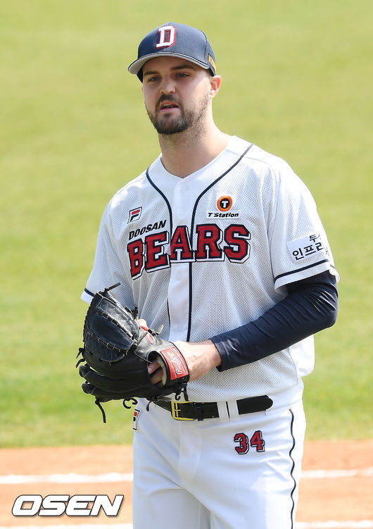 2회초를 마친 두산 선발 로켓이 글러브를 치며 덕아웃으로 들어오고 있다. /rumi@osen.co.kr