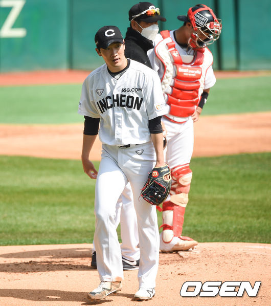 3회초 2사 만루 SSG 선발투수 박종훈이 강판되고 있다.  / soul1014@osen.co.kr