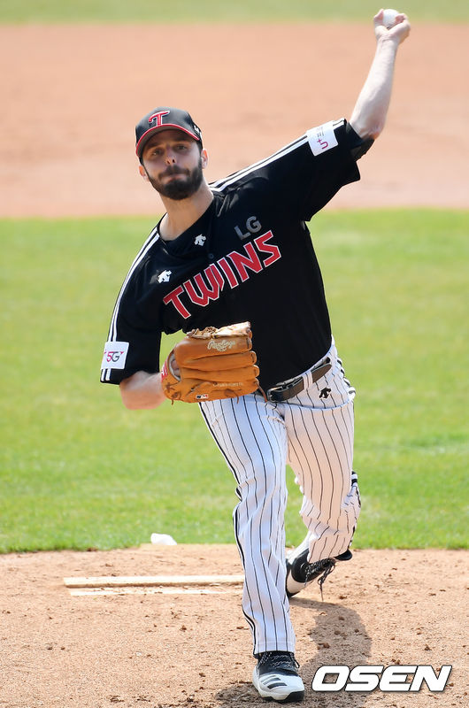 LG 선발 수아레즈가 마운드 위에서 힘차게 공을 뿌리고 있다. /rumi@osen.co.kr