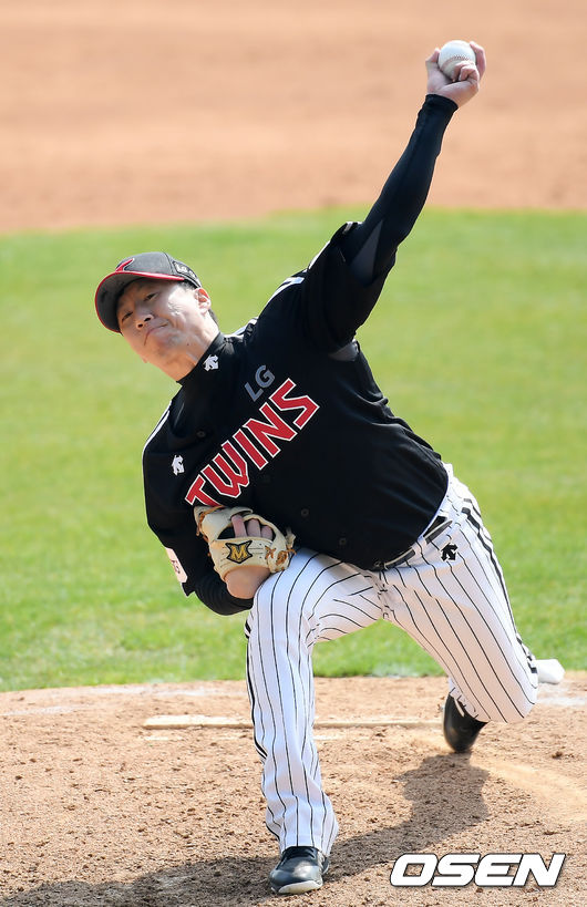 4회말 마운드에 오른 LG 고효준이 힘차게 공을 뿌리고 있다. /rumi@osen.co.kr