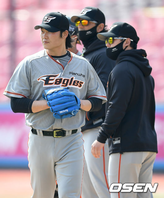 25일 오후 경기도 수원시 수원kt위즈파크에서 2021시즌 프로야구 kt 위즈와 한화 이글스의 시범경기가 진행됐다.4회말 1사 1, 2루 한화 선발 문동욱이 강판되고 있다./ksl0919@osne.co.kr