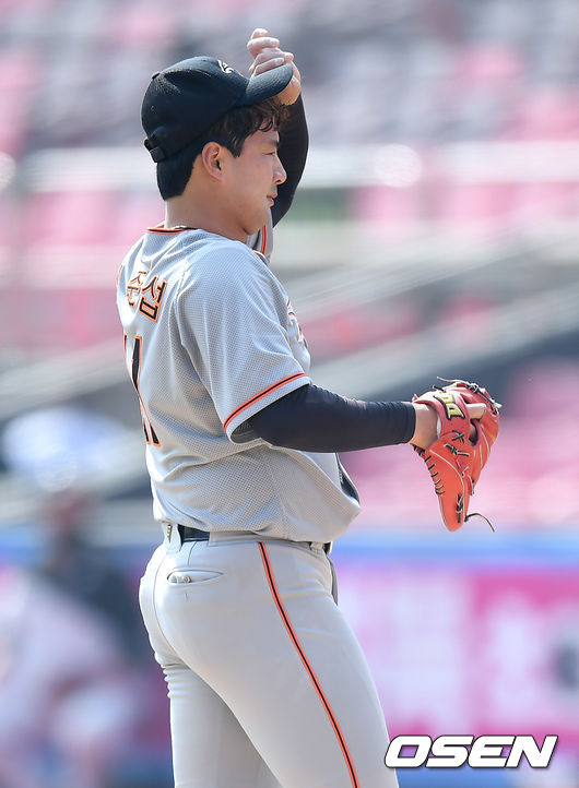 25일 오후 경기도 수원시 수원kt위즈파크에서 2021시즌 프로야구 kt 위즈와 한화 이글스의 시범경기가 진행됐다.4회말 2사 1, 3루 한화 임준섭이 KT 유한준에게 1타점 적시타를 허용한 뒤 아쉬워하고 있다./ksl0919@osne.co.kr