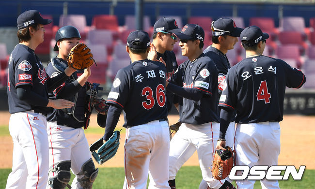 롯데 자이언츠가 4연승을 질주했다. 롯데는 25일 광주-기아 챔피언스필드에서 열린 시범경기에서 투수전을 펼친 끝에 3-1로 승리했다. 롯데는 4전 전승, KIA는 2승2패를 기록했다. 승리한 롯데 선수들이 하이파이브를 나누고 있다. / dreamer@osen.co.kr