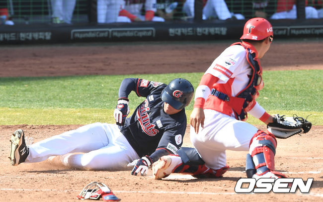 9회초 1사 3루 상황 롯데 배성근의 내야 땅볼 때 홈을 파고든 주자 추재현이 KIA 포수 이정훈의 태그를 피해 홈 세이프되고 있다. / dreamer@osen.co.kr