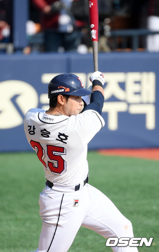8회말 무사 주자 1루 두산 강승호가 좌월 투런 홈런을 치고 있다. /rumi@osen.co.kr