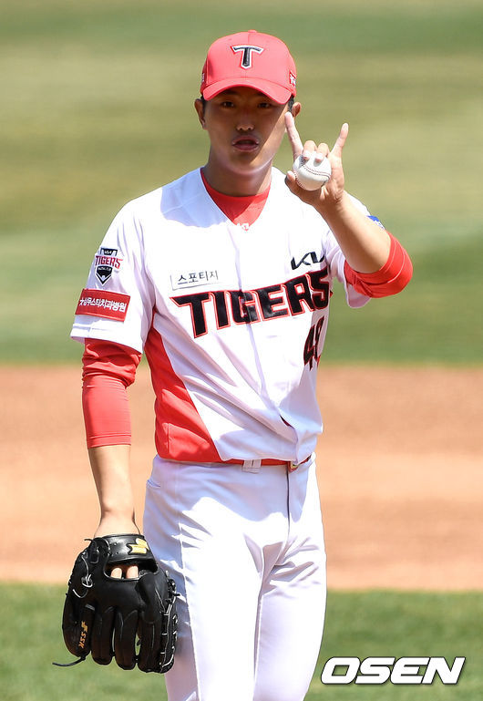 25일 광주-KIA 챔피언스필드에서 ‘2021 KBO리그’ KIA 타이거즈와 롯데 자이언츠의 시범경기가 열렸다. KIA 선발 이의리가 1회 투구를 앞두고 포수에게 사인을 보내고 있다. / dreamer@osen.co.kr