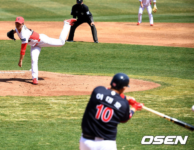 25일 광주-KIA 챔피언스필드에서 ‘2021 KBO리그’ KIA 타이거즈와 롯데 자이언츠의 시범경기가 열렸다.1회초 2사 1루 상황 KIA 선발 이의리가 롯데 이대호에게 좌측 2루타를 허용하고 있다. / dreamer@osen.co.kr