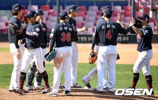 롯데 자이언츠가 4연승을 질주했다. 롯데는 25일 광주-기아 챔피언스필드에서 열린 시범경기에서 투수전을 펼친 끝에 3-1로 승리했다. 롯데는 4전 전승, KIA는 2승2패를 기록했다. 승리한 롯데 선수들이 하이파이브를 나누고 있다. / dreamer@osen.co.kr