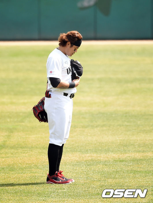 경기에 앞서 SSG 추신수가 국민의례를 하고 있다. / soul1014@osen.co.kr