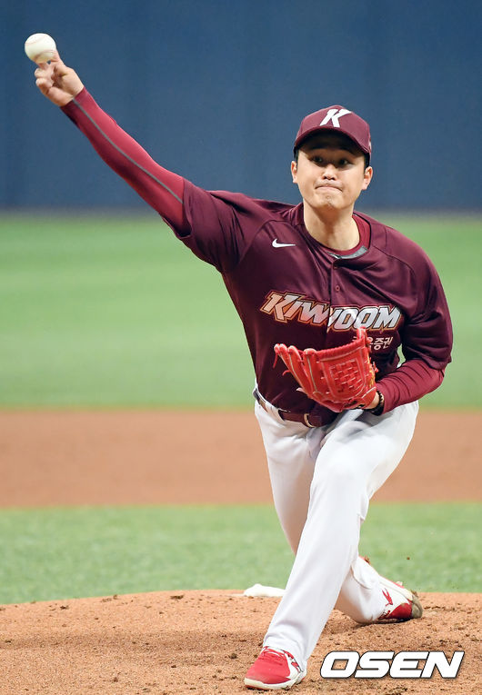 키움 청팀 선발 최원태가 마운드 위에서 힘차게 공을 뿌리고 있다. /rumi@osen.co.kr
