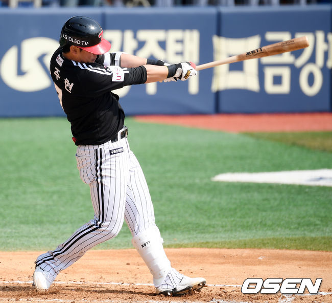 4회초 1사 주자 1루 정주현이 좌익수 뒤 1타점 적시 2루타를 날리고 있다. /rumi@osen.co.kr
