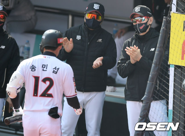 25일 오후 경기도 수원시 수원kt위즈파크에서 2021시즌 프로야구 kt 위즈와 한화 이글스의 시범경기가 진행됐다.5회말 무사 KT 이강철 감독이 송민섭의 솔로 홈런에 박수를 치고 있다./ksl0919@osne.co.kr