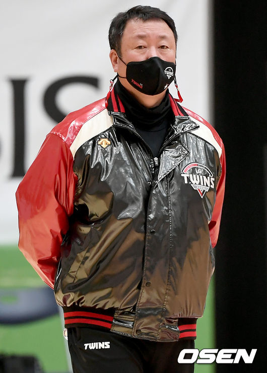 1일 오전 LG트윈스가 경기 이천시 대월면 LG챔피언스파크에서 2021 스프링캠프 훈련을 가졌다. LG 차명석 단장이 훈련장으로 입장하고 있다./ksl0919@osen.co.kr