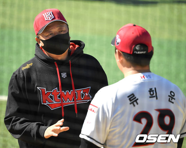 선동열 감독이 불펜 피칭을 마친 류희운과 이야기를 나누고 있다. /youngrae@osen.co.kr